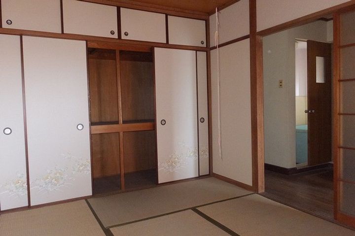 王子中町ビルの居間