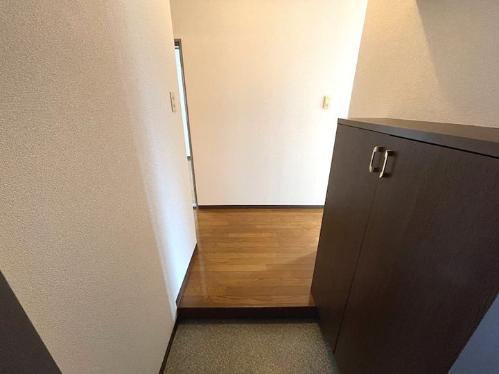 ニューフロイデ・ドルフB棟の玄関