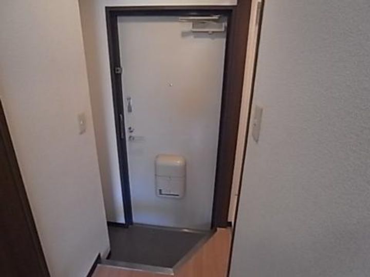 七神国府ビルの玄関