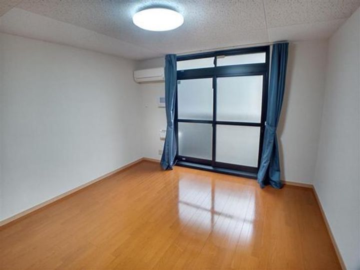 レオパレスフォレスト中井の居間