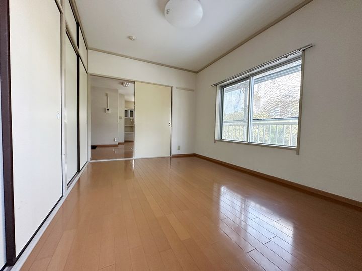 ヴィラ横須賀A棟の居間