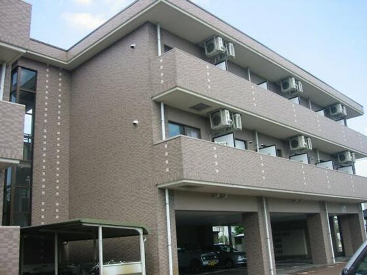 シャルマンシャトーB棟の外観