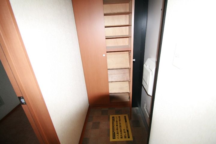 岡山県倉敷市西岡(アパート)の賃貸物件の玄関