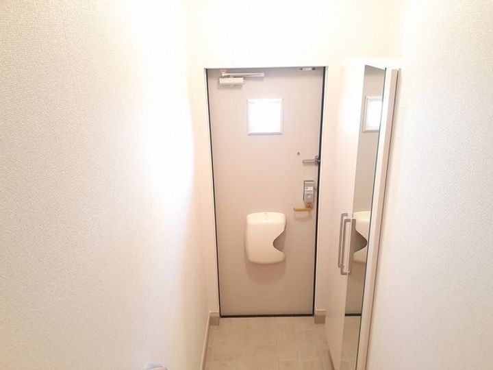 メゾンポワールIVの玄関