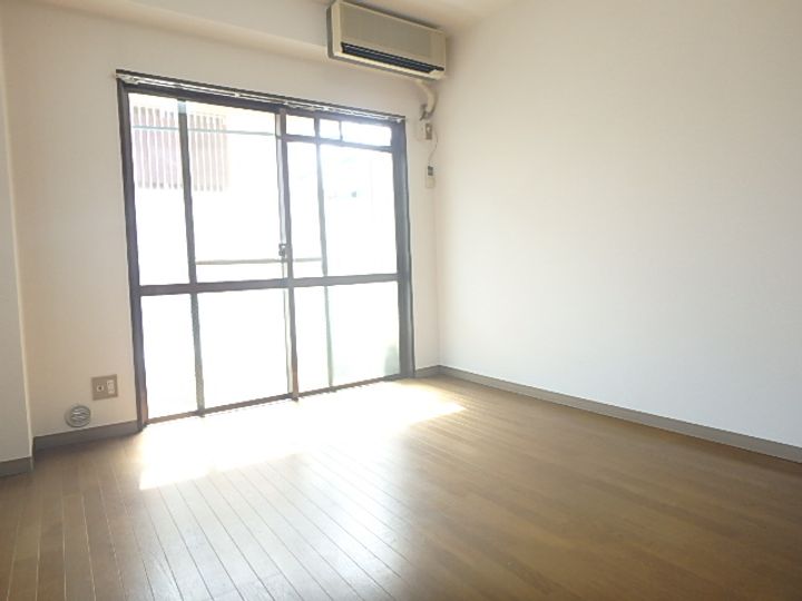 グレイスファル・コーポの居間