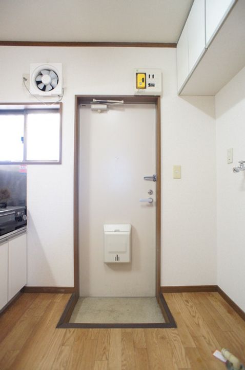 コーポ西の玄関