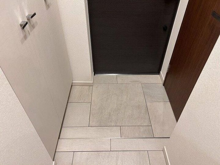 クオリア神南フラッツの玄関