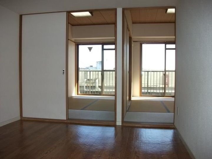 第14SYビルの居間