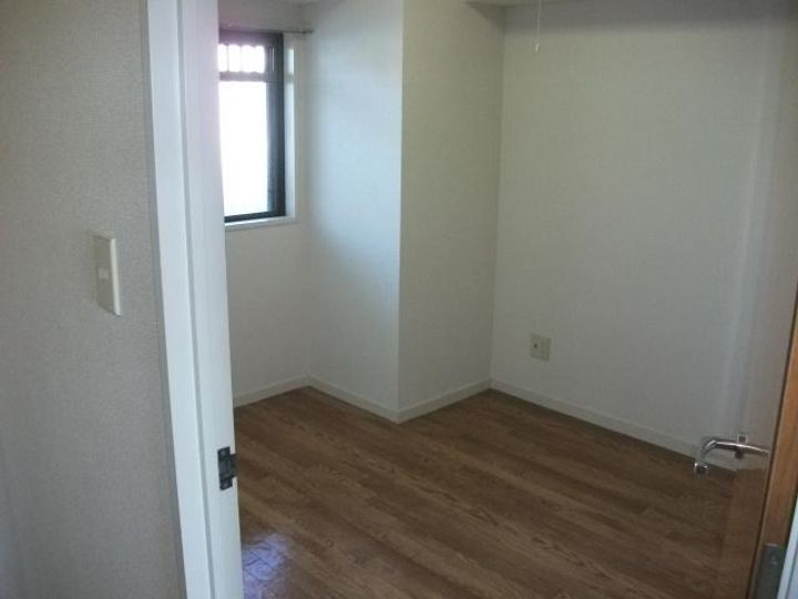 第14SYビルの居間