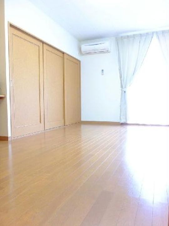レオパレスカリビアンコートの居間