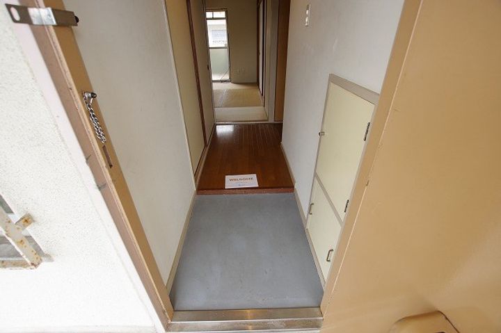 ビレッジハウス私部の玄関