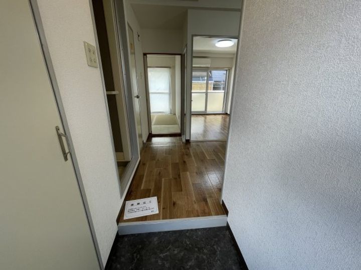 メゾンアキナイ香里の玄関