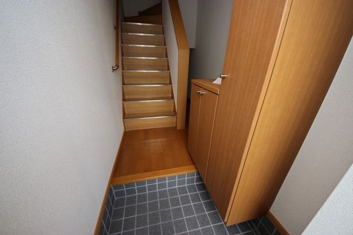 広島県安芸郡熊野町新宮1(アパート)の賃貸物件の玄関