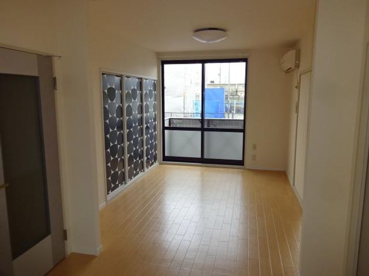 SUNVILLAGE YOSHIDA B棟の居間