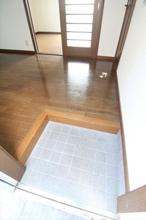 東京都三鷹市牟礼1の賃貸アパートの玄関