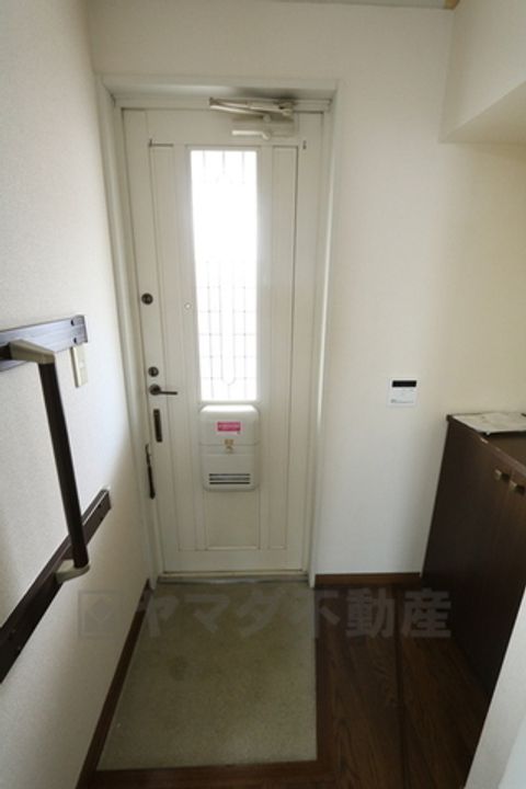 シャトルハイツの玄関