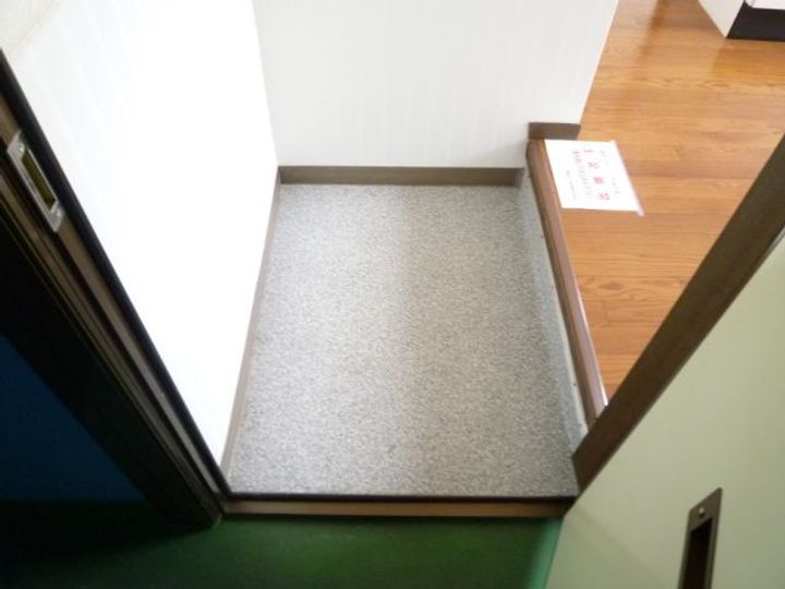 大和ビルの玄関