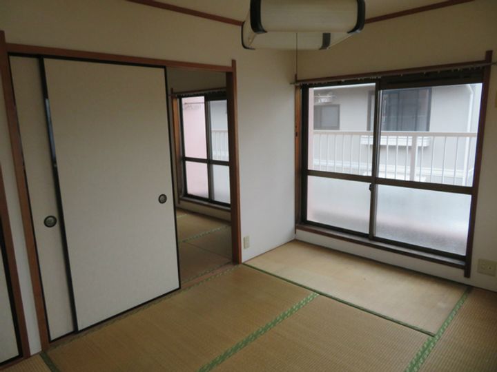 ドミール宮の前の内装