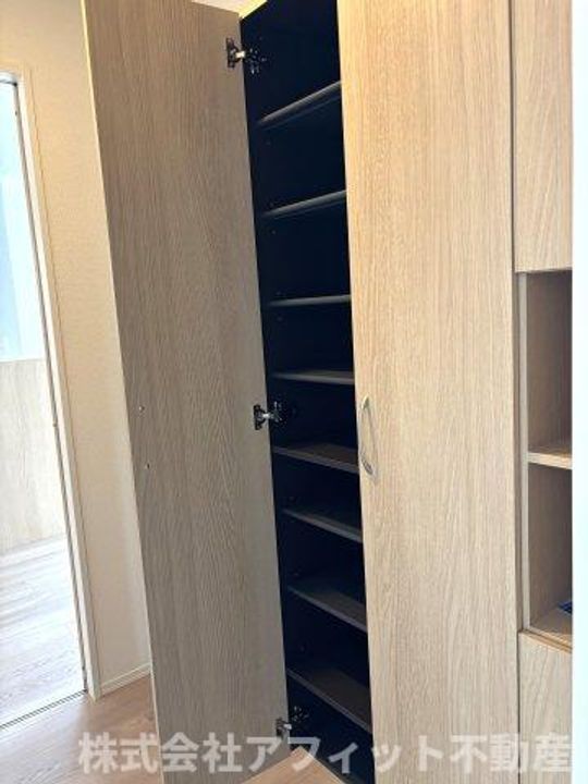 リライズ東雲の玄関