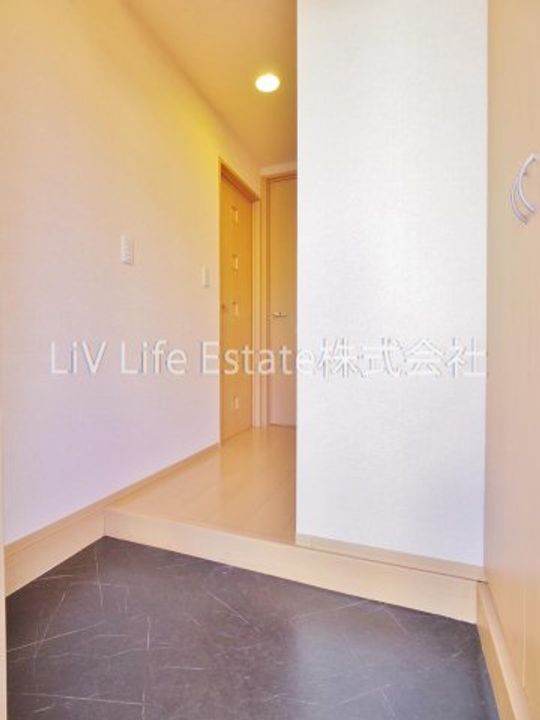 シャルメゾン B棟の玄関