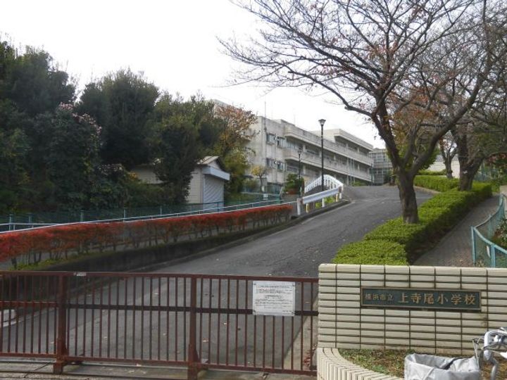 ボナール・Tの周辺