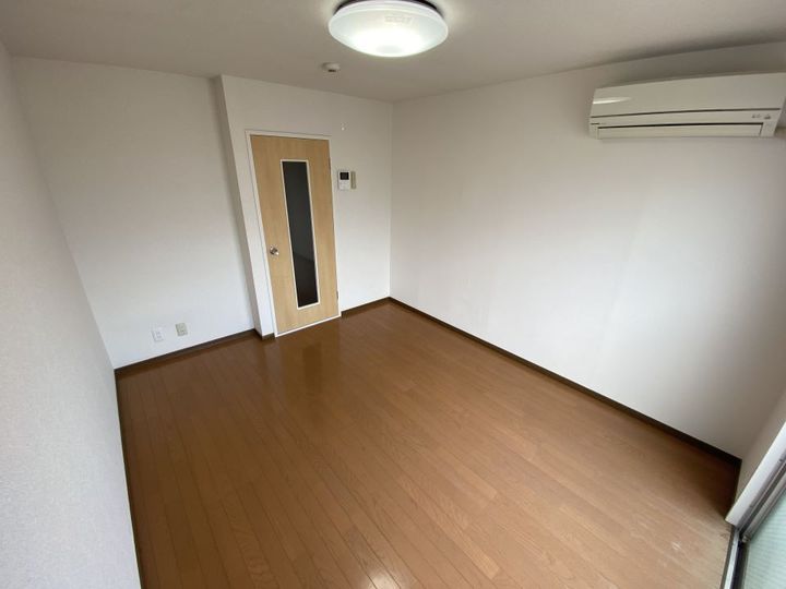 めまさビルの居間