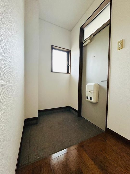 バイオレットフラワー F棟の玄関