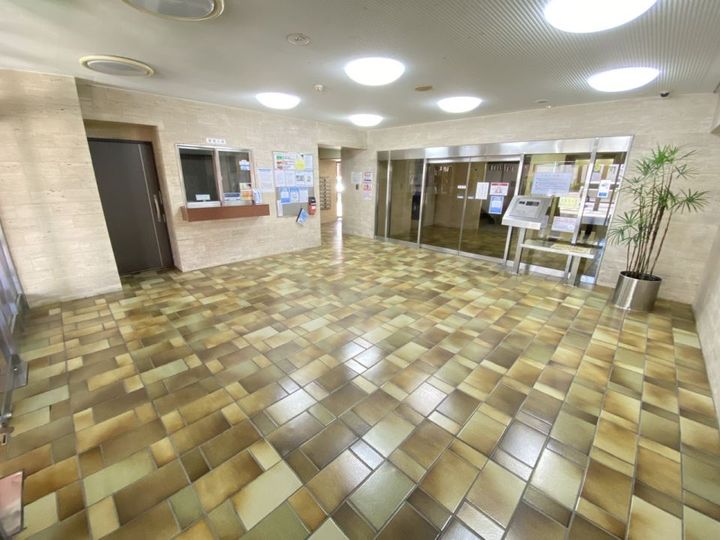 第6鶴丸ハイツ中央の外観