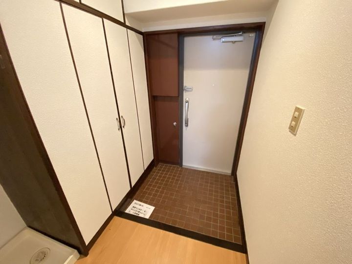 第6鶴丸ハイツ中央の玄関