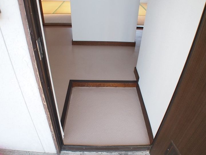 メゾン南木の玄関