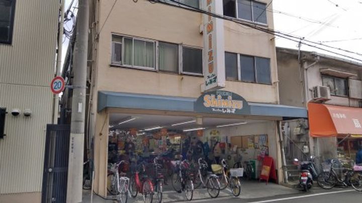 スプランディッドVIIIの周辺