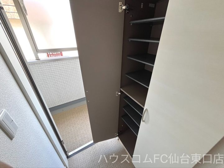 ブランニューI番館の玄関