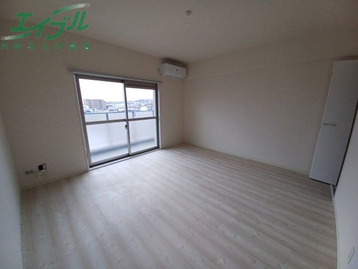 メゾンモンマルトル江場の居間