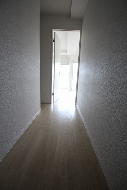 日焼ビルの玄関