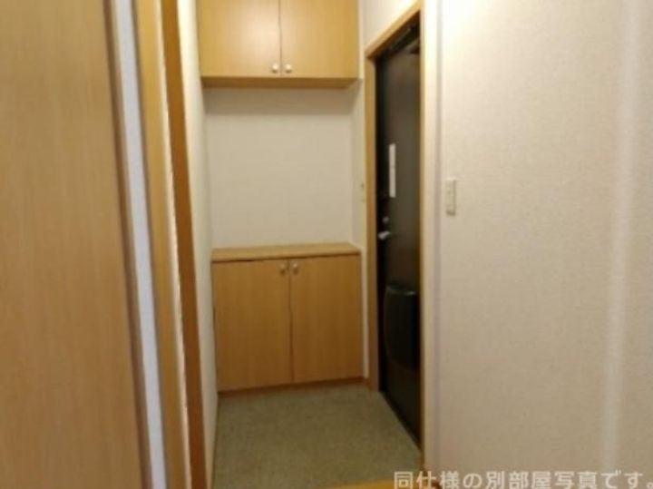 フラワーガーデン川木谷 Cの玄関