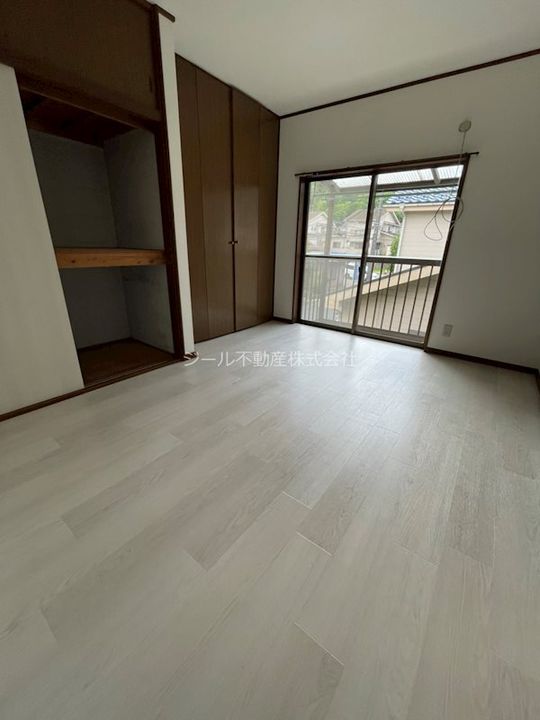 野津田町アパートの居間