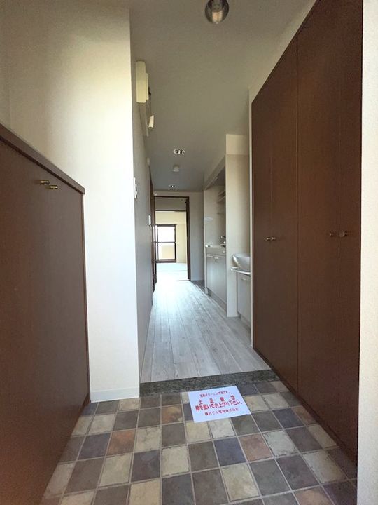 シャルマン上ノ宮の玄関