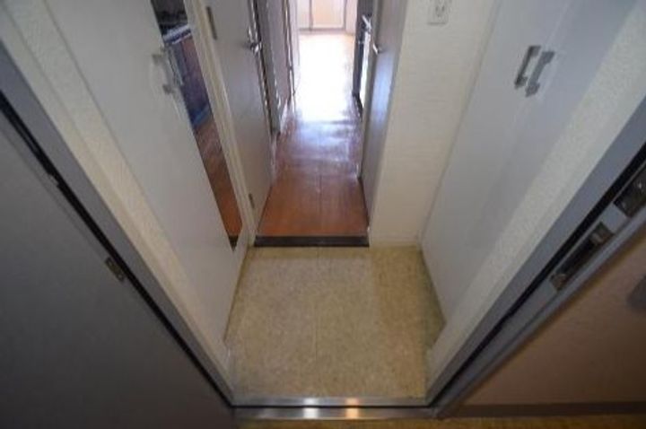 プレサンス泉セントマークの玄関