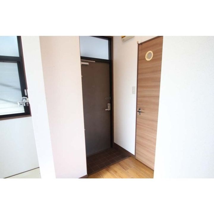 若建ビルの玄関