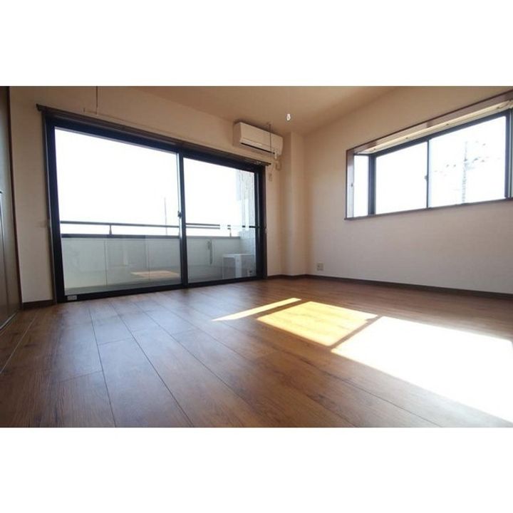 若建ビルの居間