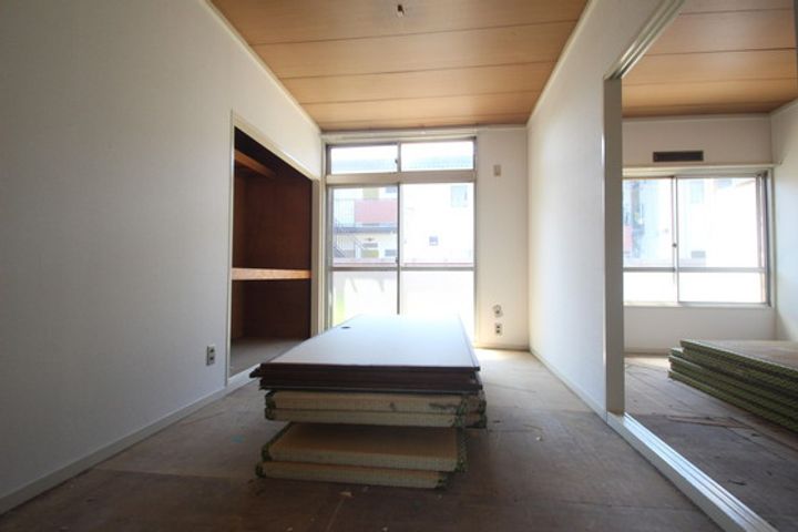 高尾アパートの居間