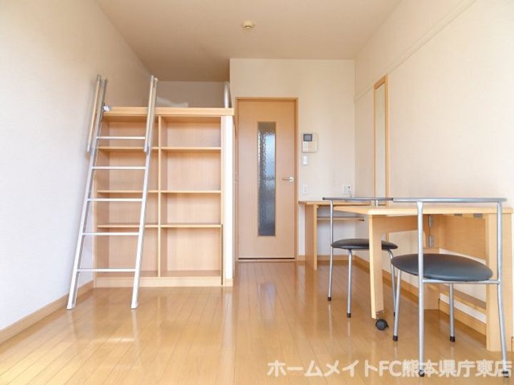 ピカソ出仲間の居間