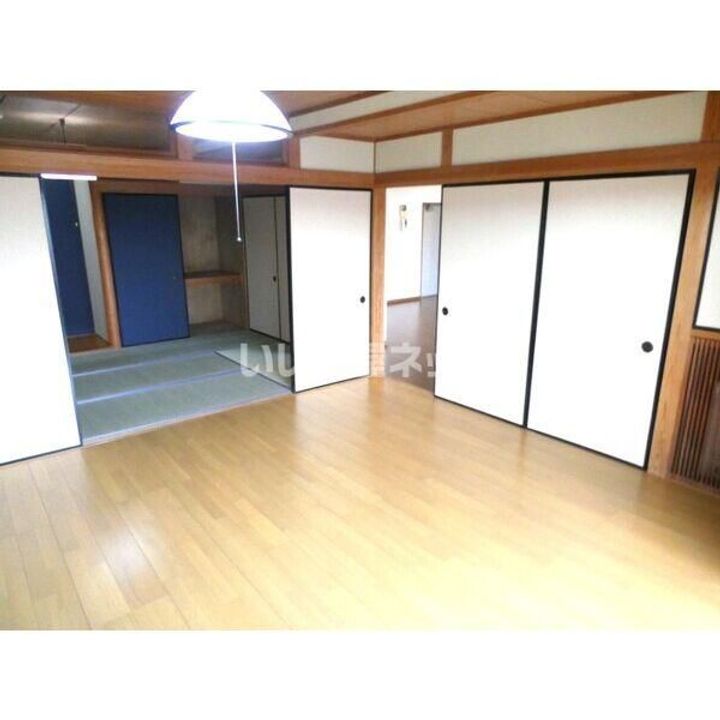 和三紫ビルの居間
