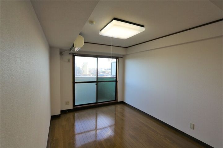 メゾン白銀556の居間