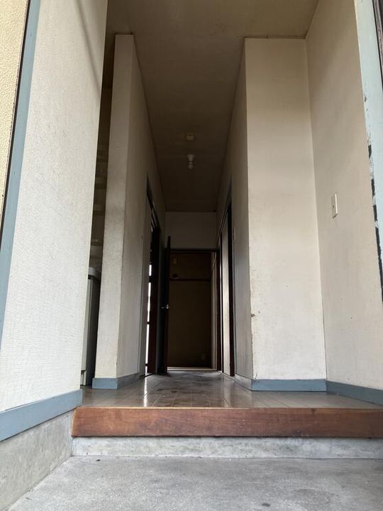 松山ハイツの玄関