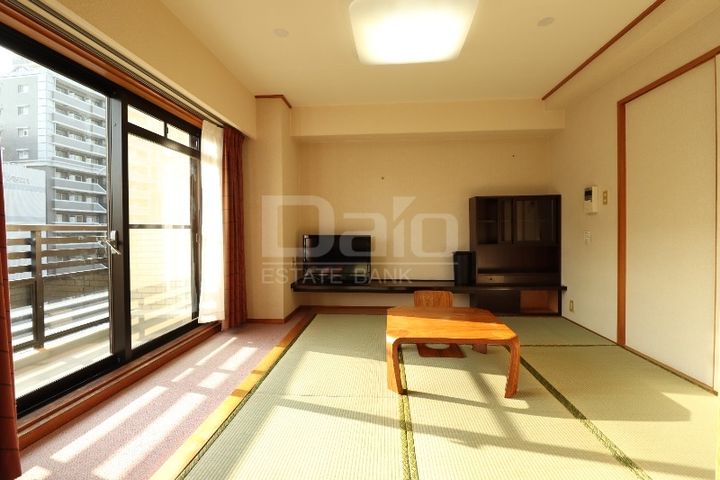 白金アパートメンツの居間