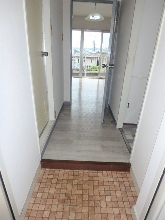 鹿鳴館ハイツの玄関