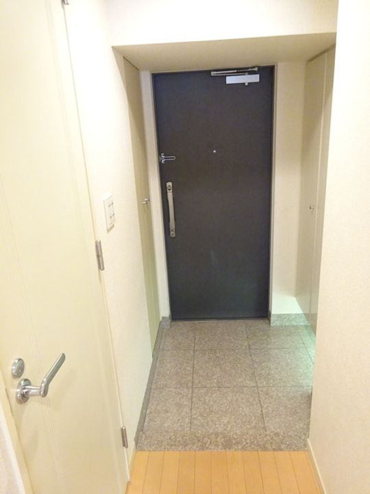 東新宿レジデンシャルタワーの玄関