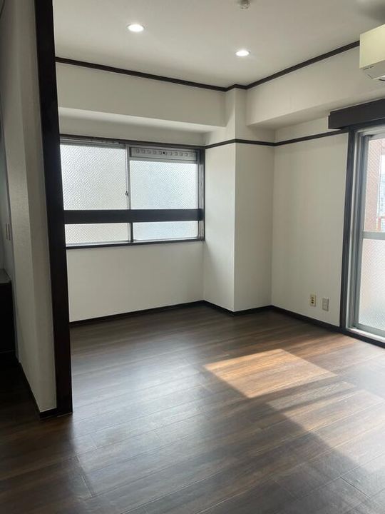 舟入コータースの居間