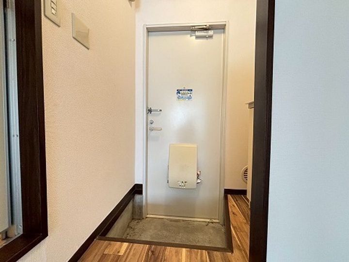 ウィング牛田の玄関